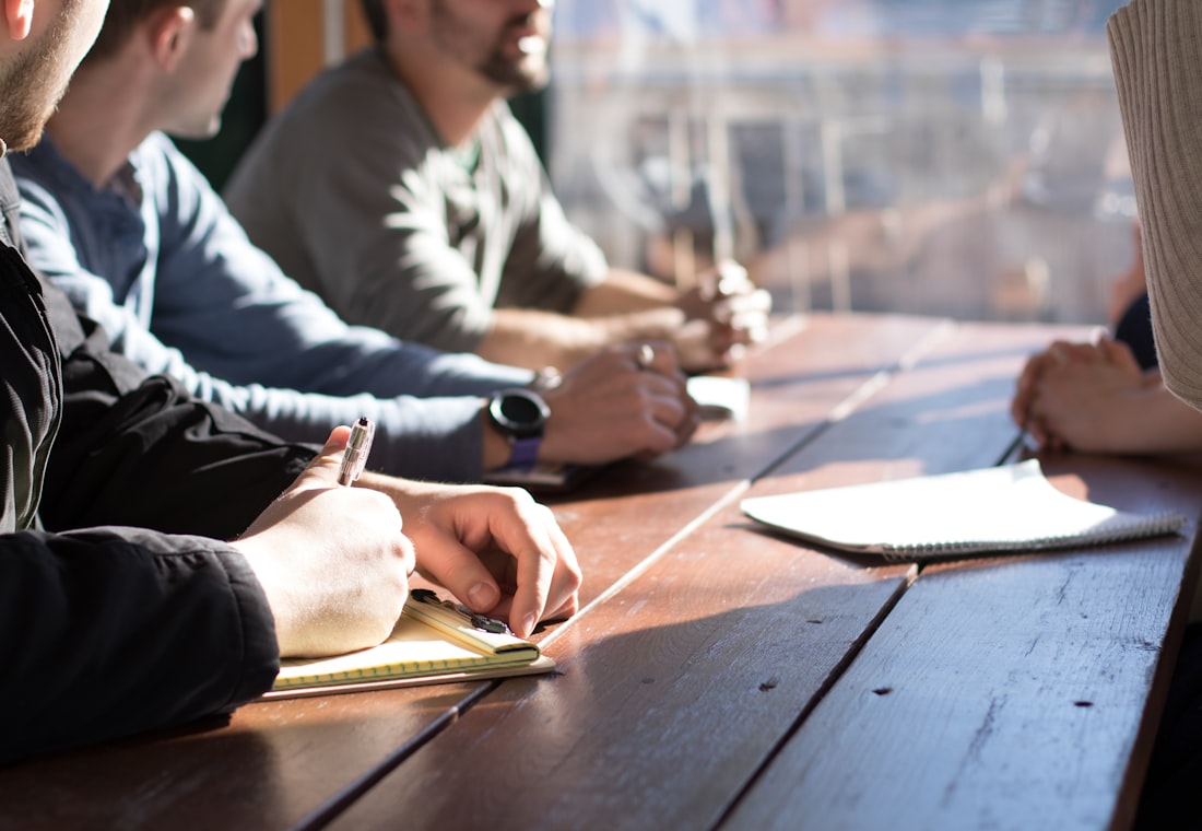 Consultores de Estrategias Waskin en una reunión de trabajo