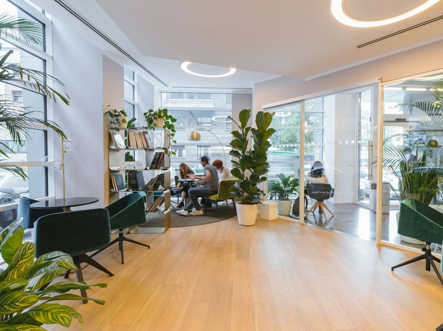 Equipo de consultores de Estrategias Waskin colaborando en una oficina moderna