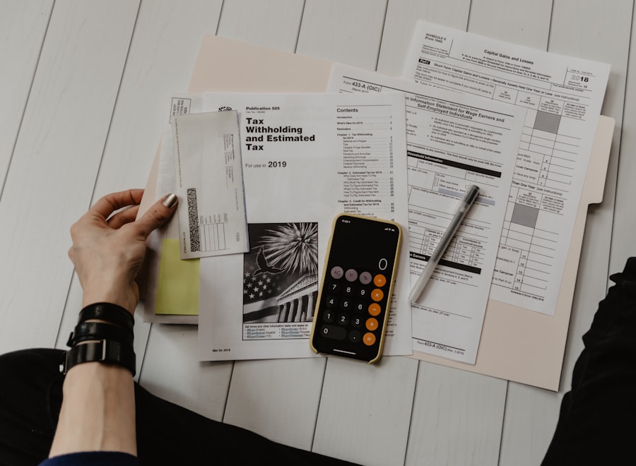 Profesional revisando reportes financieros y administrativos