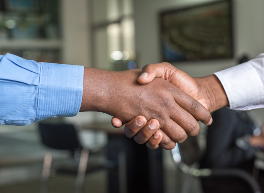 Apretón de manos durante la contratación de un nuevo colaborador